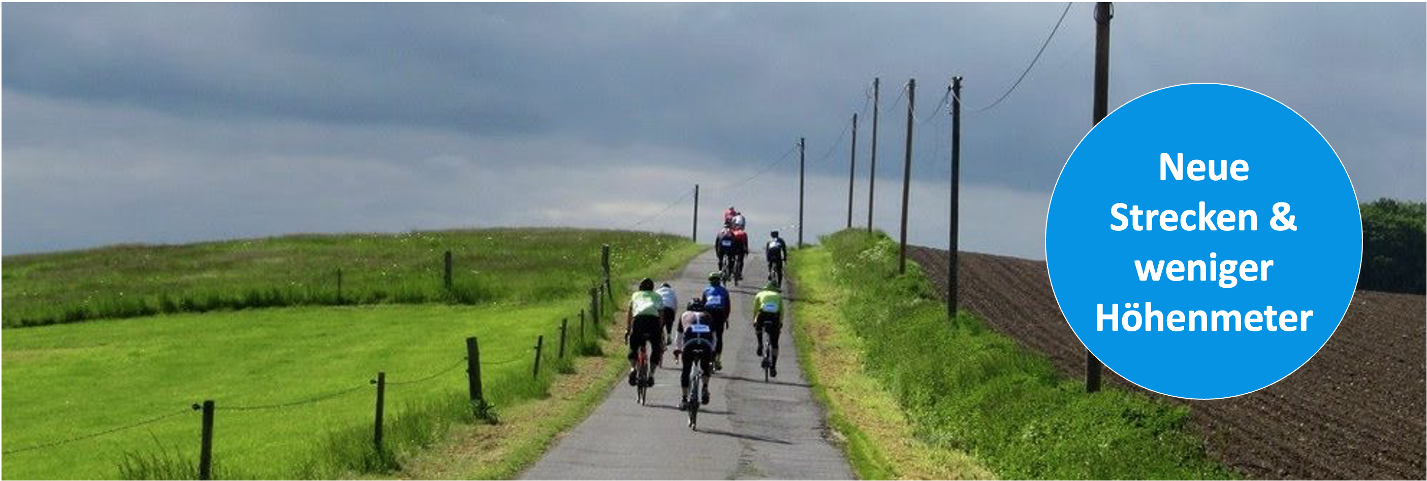 Eine Gruppe von Radfahrenden fährt durch eine Landschaft. Hinweistext: neue Strecken mit weniger Höhenmetern